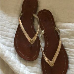 Tory Burch Terra Thong in metallic gold sz 9